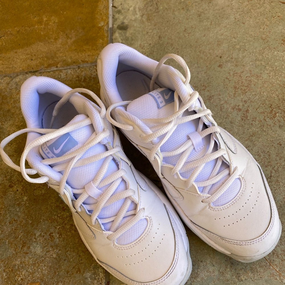 Nike tennis shoe US 9